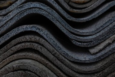 Uzun katmanlı dalgaların dokusu, beton kaplama çatı döşemeleri, katı fayanslar, yaşlanmış, hırpalanmış ve çatlamış. Soyut gri retro arkaplan.