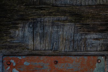 Kutunun ahşap yüzeyi, paslı metal parçalar, boyayla boyanmış ve yaşlılıktan soyulmuş, delikler, tabanda çiviler, açık bir kapı. Ekran koruyucu arkaplanı