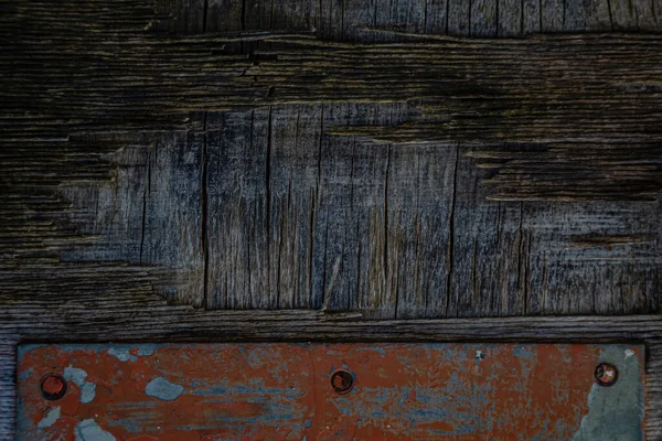 Wooden surface of the box, rusty metal parts, painted with paint and peeled off from old age, holes, nails in the base, an opening door. Screensaver background — Stock Image Wooden Surface Box Rusty Metal Parts Painted Paint Peeled Old Stock Picture