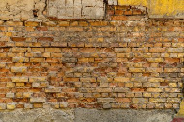 Tuğla duvar dokusu, çatı katı tarzı, beton ve taşın tahrip edilmesi, antik aşınma, bina zemininin temelleri, yongalar, çatlaklar.
