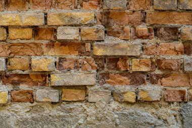Tuğla duvar dokusu, çatı katı tarzı, beton ve taşın tahrip edilmesi, antik aşınma, bina zemininin temelleri, yongalar, çatlaklar.