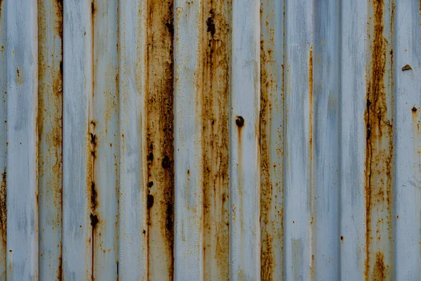 粗条纹金属墙或地板上的车库腐蚀 生锈的房屋围栏 — 图库照片