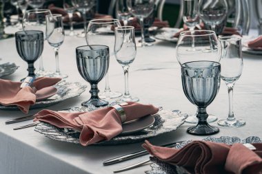 Kutlama masası, açık hava yemekleri, düğün törenleri, güneşli bir günde doğum günü ziyafeti.