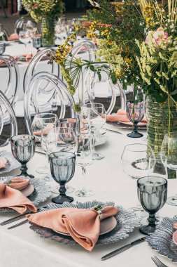 Kutlama masası, açık hava yemekleri, düğün törenleri, güneşli bir günde doğum günü ziyafeti.