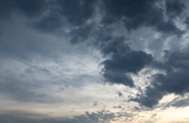 Değiştirilecek gökyüzü arkaplanı, bulutlu gün batımı, ışınlarla gün doğumu, manzaralı bulutlar