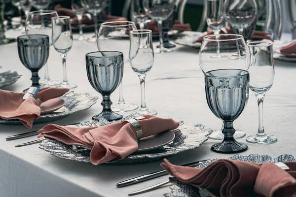 Kutlama masası, açık hava yemekleri, düğün törenleri, güneşli bir günde doğum günü ziyafeti.