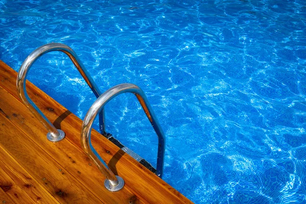 Água Azul Clara Piscina Férias Deck Madeira Corrimão Para Natação — Fotografia de Stock