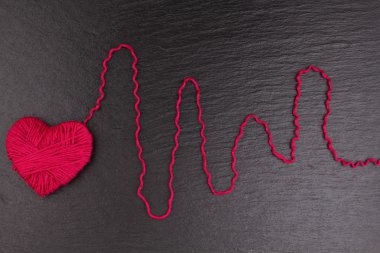 Yün iplik bobinleri örgü iğne ile yapılan