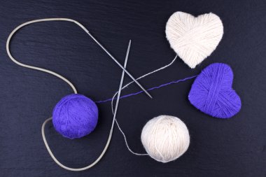 Yün iplik bobinleri örgü iğne ile yapılan