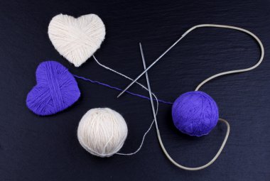 Yün iplik bobinleri örgü iğne ile yapılan