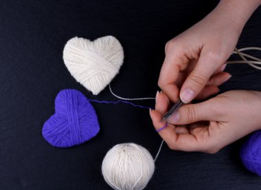 Sevgililer günü ya da kış, soğuk gün için renkli atkı örmek için anlamlı hediye yapmak için örgü yün topu yığını için el yapımı hediye