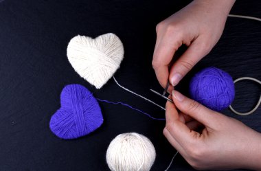 Sevgililer günü ya da kış, soğuk gün için renkli atkı örmek için anlamlı hediye yapmak için örgü yün topu yığını için el yapımı hediye