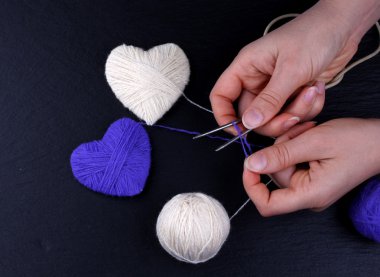 Sevgililer günü ya da kış, soğuk gün için renkli atkı örmek için anlamlı hediye yapmak için örgü yün topu yığını için el yapımı hediye