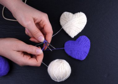 Sevgililer günü ya da kış, soğuk gün için renkli atkı örmek için anlamlı hediye yapmak için örgü yün topu yığını için el yapımı hediye