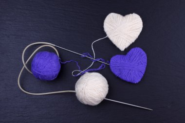 Yün iplik bobinleri örgü iğne ile yapılan