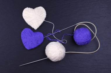 Yün iplik bobinleri örgü iğne ile yapılan