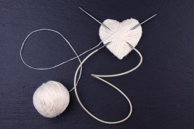 Yün iplik bobinleri örgü iğne ile yapılan