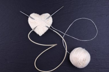 Yün iplik bobinleri örgü iğne ile yapılan