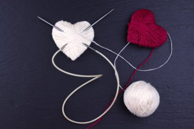 Yün iplik bobinleri örgü iğne ile yapılan