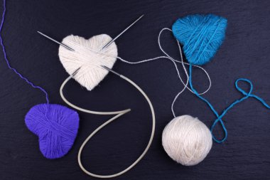 Yün iplik bobinleri örgü iğne ile yapılan