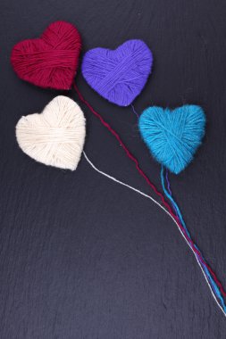 Yün iplik bobinleri örgü iğne ile yapılan