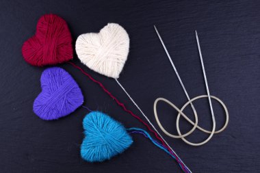 Yün iplik bobinleri örgü iğne ile yapılan