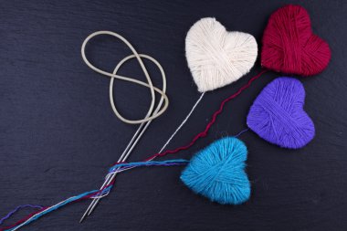 Yün iplik bobinleri örgü iğne ile yapılan