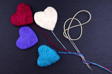 Yün iplik bobinleri örgü iğne ile yapılan