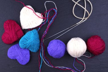 Yün iplik bobinleri örgü iğne ile yapılan