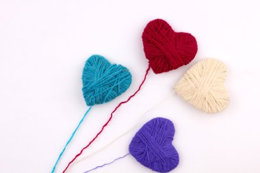 kalp yün iplik bobinleri örgü iğne ile yapılan