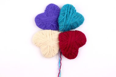 kalp yün iplik bobinleri örgü iğne ile yapılan