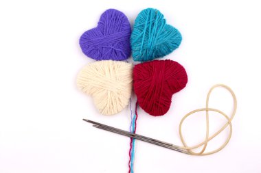 kalp yün iplik bobinleri örgü iğne ile yapılan