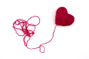 beyaz zemin üzerinde bir yün kalp yakın çekim