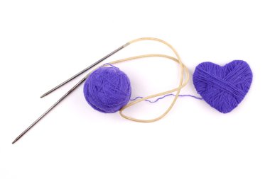 kalp yün iplik bobinleri örgü iğne ile yapılan