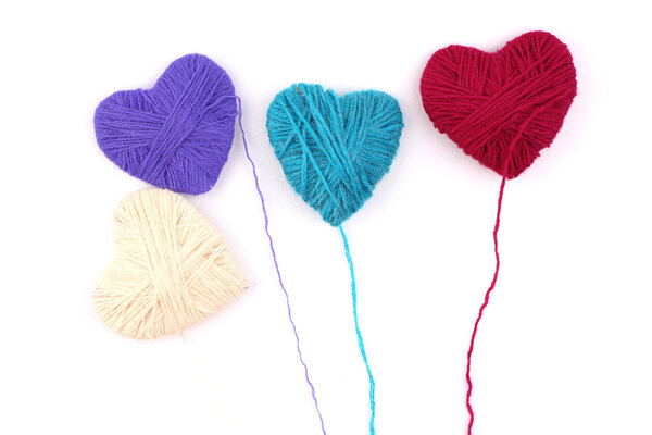 закрыть шерстяное сердце на белом фоне
