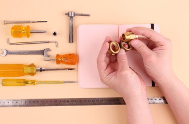 Adamla araçlar arka plan çalışma Notlar not defteri üzerinde eller.