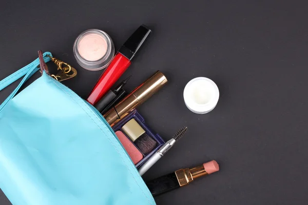 Güzel çanta siyah arka plan üzerine kozmetik makyaj — Stok fotoğraf