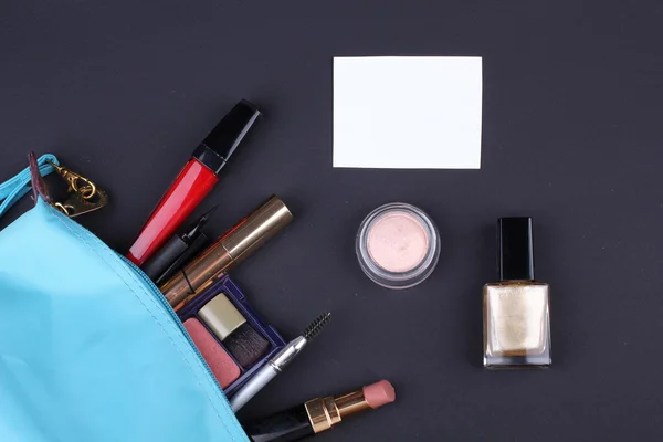 Bella borsa trucco con cosmetici su sfondo nero — Foto Stock