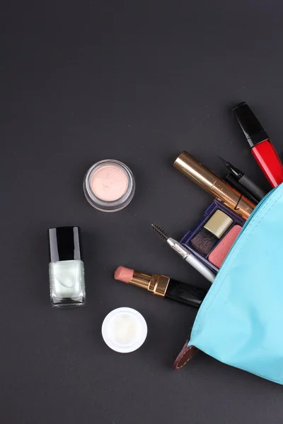 Güzel çanta siyah arka plan üzerine kozmetik makyaj — Stok fotoğraf