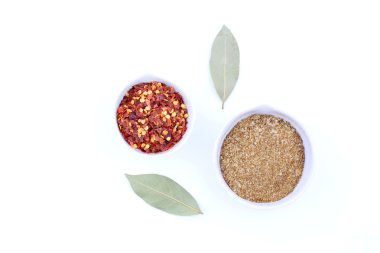 Beyaz arka planda baharatlar ve otlar. en üstteki görünüm