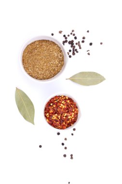 Beyaz arka planda baharatlar ve otlar. en üstteki görünüm