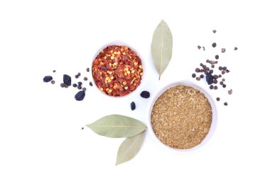 Beyaz arka planda baharatlar ve otlar. en üstteki görünüm