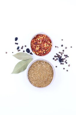 Beyaz arka planda baharatlar ve otlar. en üstteki görünüm