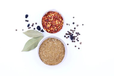 Beyaz arka planda baharatlar ve otlar. en üstteki görünüm