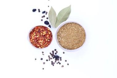 Beyaz arka planda baharatlar ve otlar. en üstteki görünüm