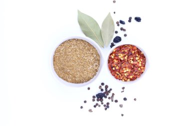 Beyaz arka planda baharatlar ve otlar. en üstteki görünüm