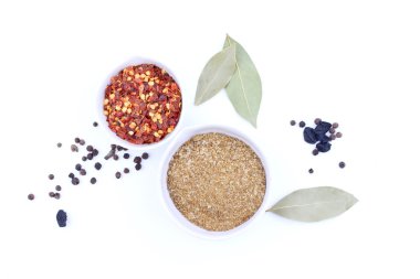 Beyaz arka planda baharatlar ve otlar. en üstteki görünüm