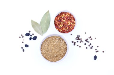 Beyaz arka planda baharatlar ve otlar. en üstteki görünüm