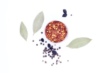 Beyaz arka planda baharatlar ve otlar. en üstteki görünüm