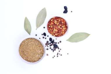 Beyaz arka planda baharatlar ve otlar. en üstteki görünüm